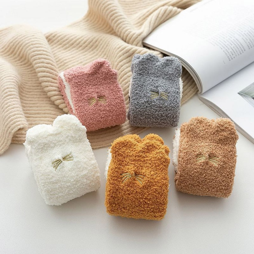 Supermyke kattesokker for kvinner. Varme, fluffy damesokker, ideelle som potesokker for koselige kvelder.