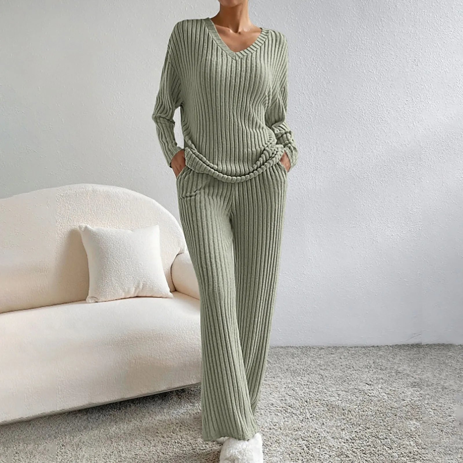 Komplett dame komfortsett for vinter. Myk genser og bukse for avslappet hverdagsstil, varmt & elegant.