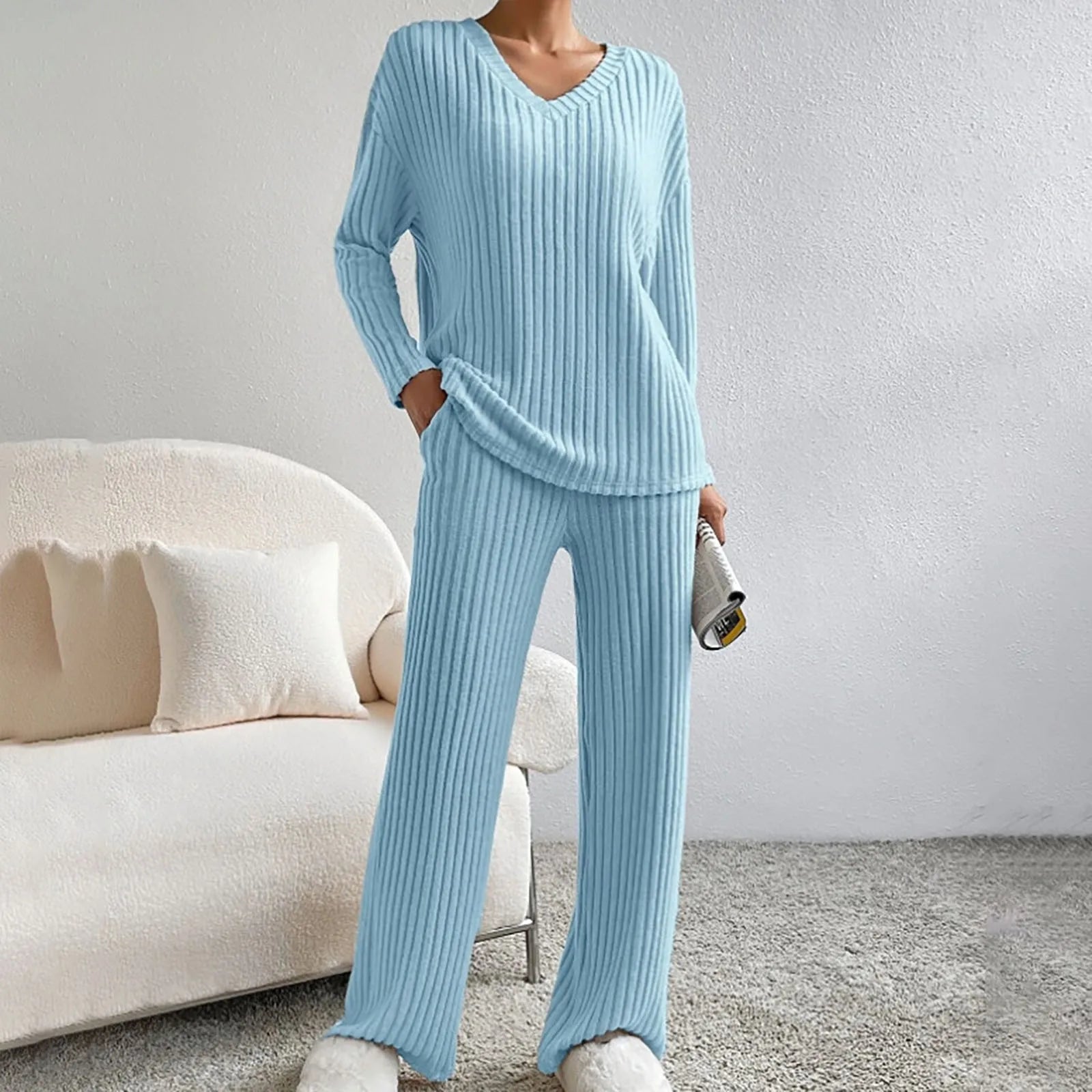 Ultrakomfortabelt dame vintersett. Elegant genser og bukse for en stilfull, varm og avslappet look.