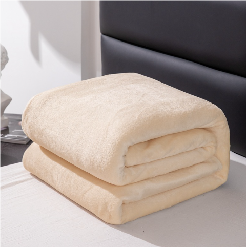 Luksuriøst korallfleece pledd, lett og fløyelsmykt, en fin detalj til hjemmets interiør.