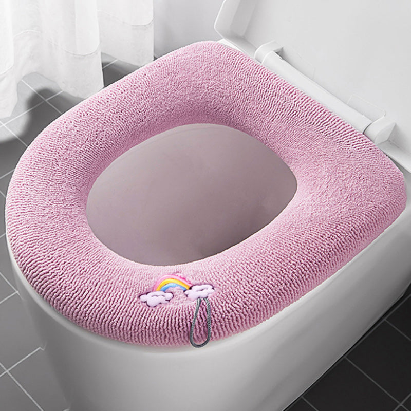 Mykt og varmt toalettsetetrekk i beige polyester. Gir komfort og hygiene på badet.