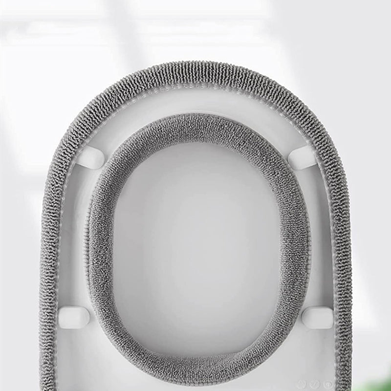 Detaljbilde av mykt og tykt toalettsetetrekk-materiale. Gir varme og komfort.