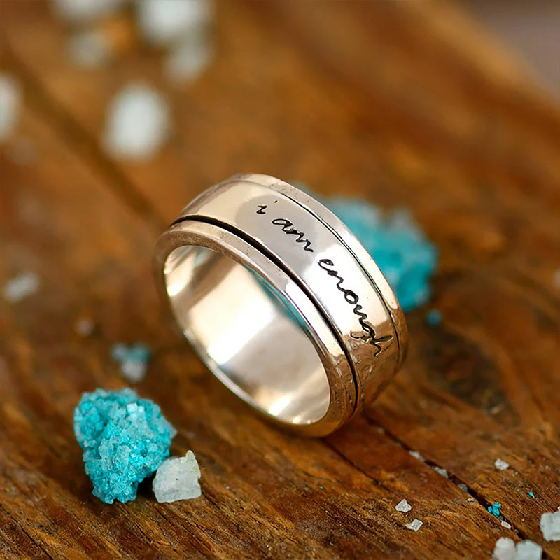 Detaljbilde av kobber spinner ring med inskripsjonen «Jeg er nok». Perfekt for meditasjon og angst.