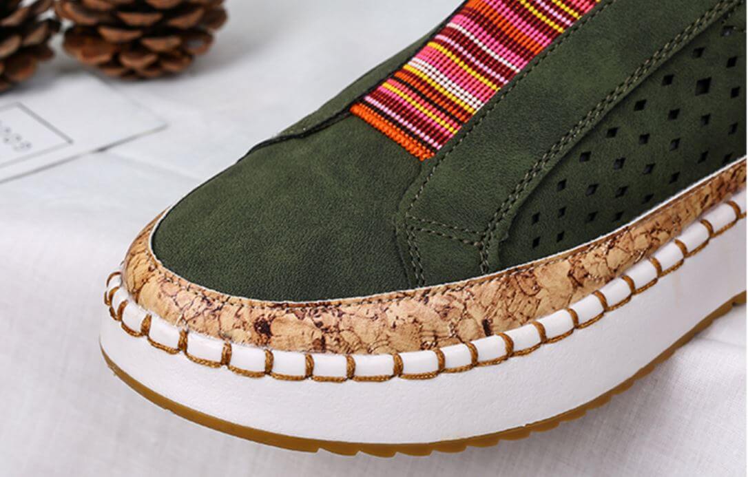 Nærbilde som viser slip-on funksjonen til de lette fritidsskoene for kvinner. Enkel å ta på, ortopedisk støtte.