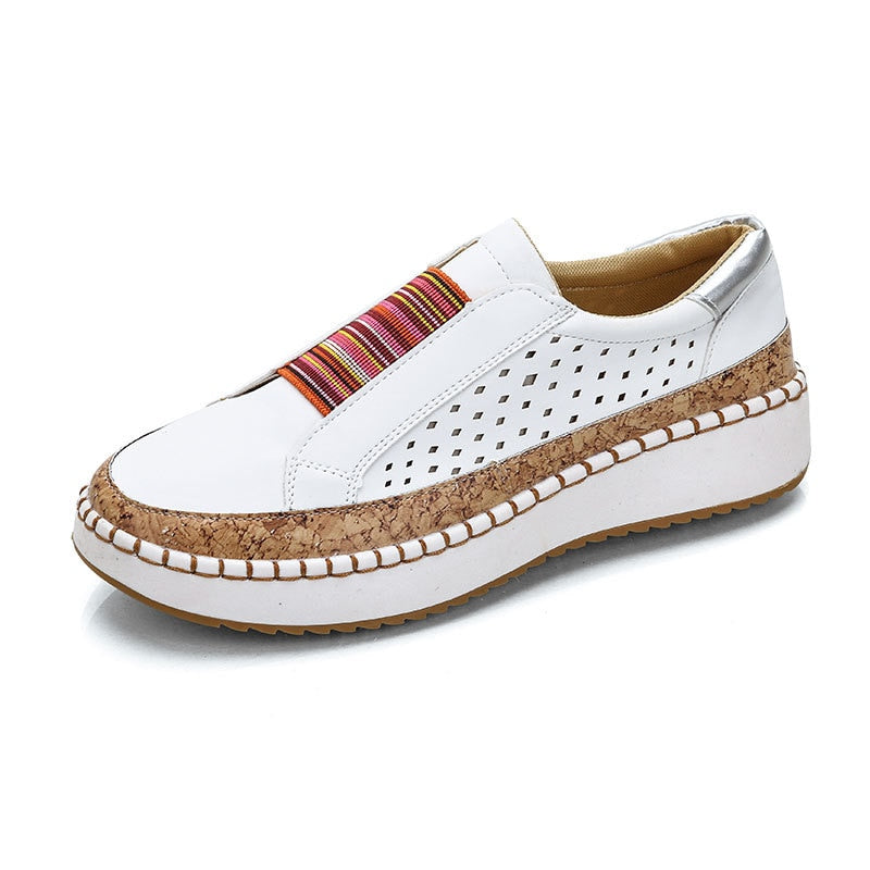 Fremvisning av slip-on fritidssko for kvinner, fokus på romslig tåboks og elegant design. Ortopedisk komfort.