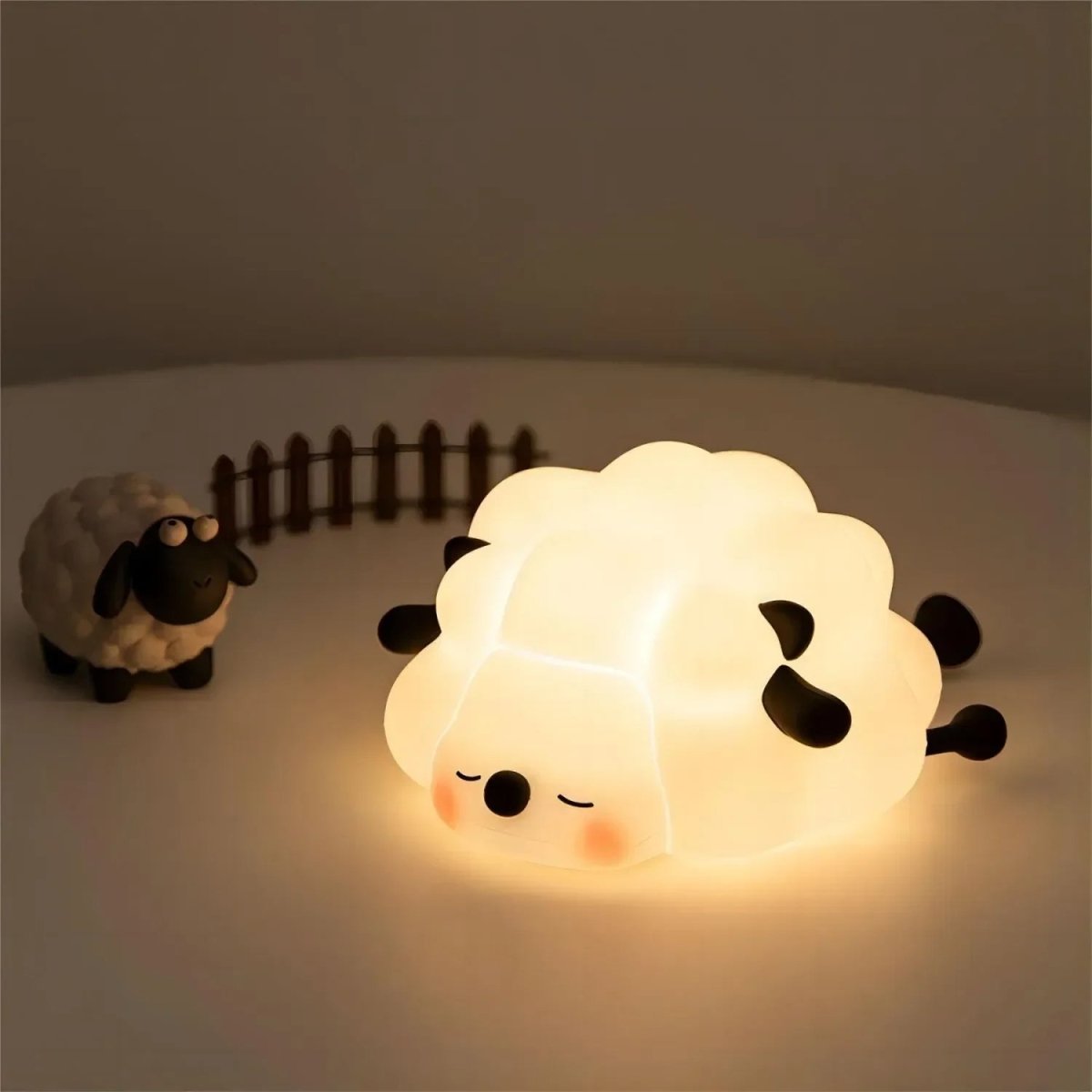 Barneromslampe med dimbart LED-lys, dyreformet design i myk silikon, skaper ro og hygge.