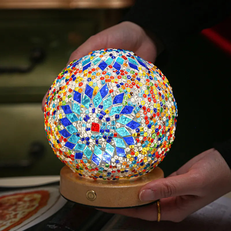 Detalj av bordlampe i fargerikt mosaikkdesign. Skaper unik dekorasjon og interiør.