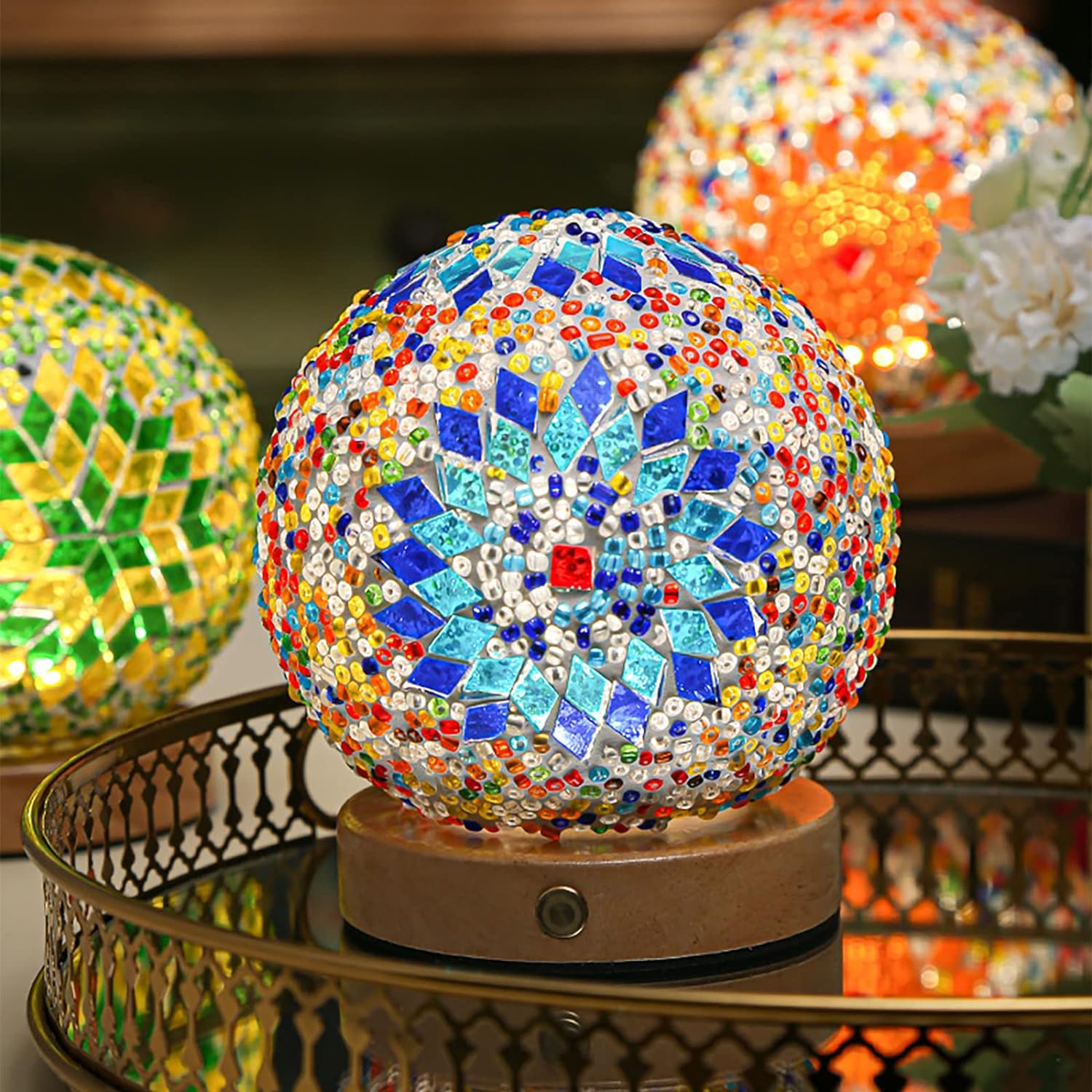Bordlampe med glødende mosaikk, skaper varmt stemningslys og bohostil i hjemmet.