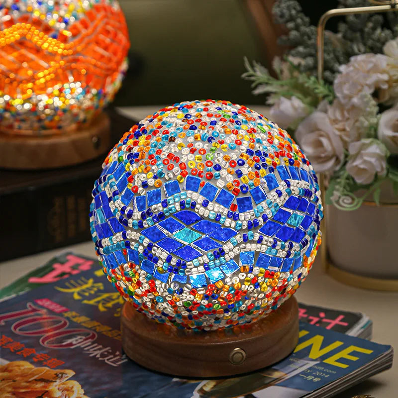 Nattlampe med fargerike mosaikkdetaljer. Perfekt som bohemsk interiørdekorasjon.