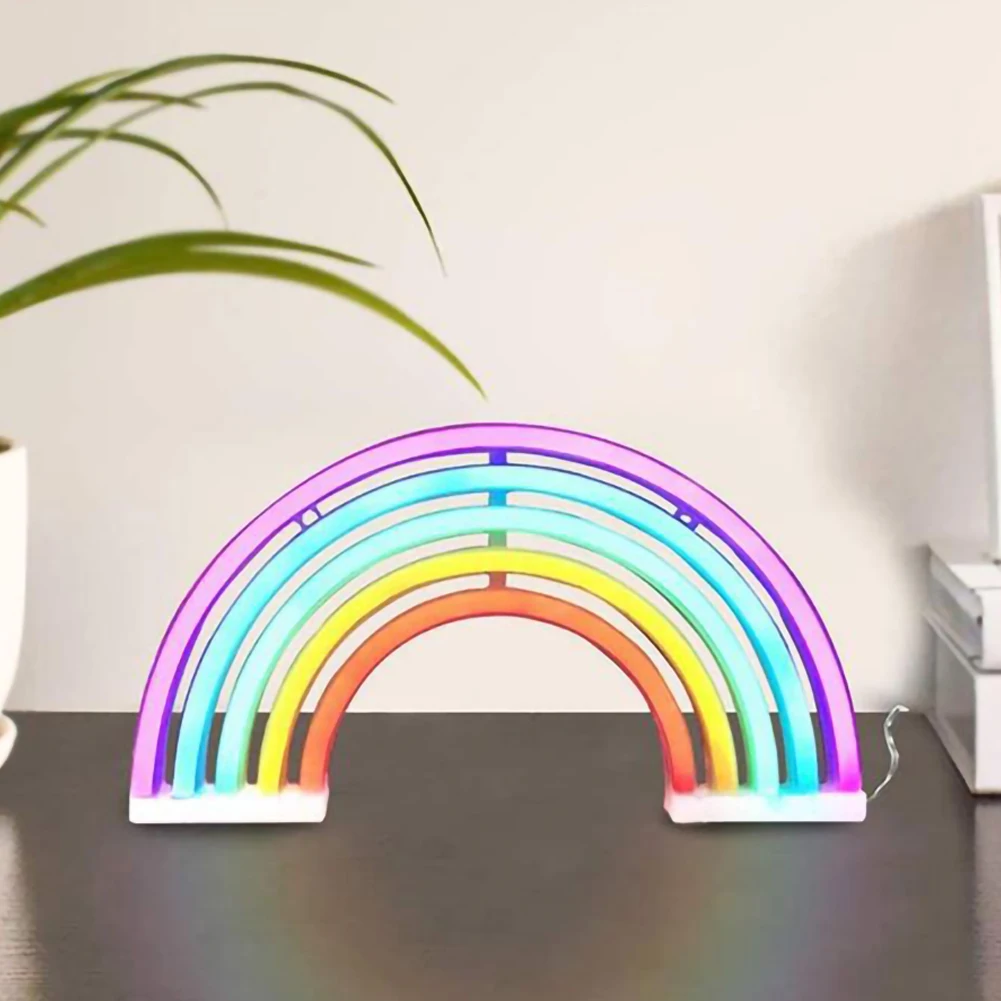 Flerfarget nattlampe med regnbue som skaper beroligende belysning på barnerommet.