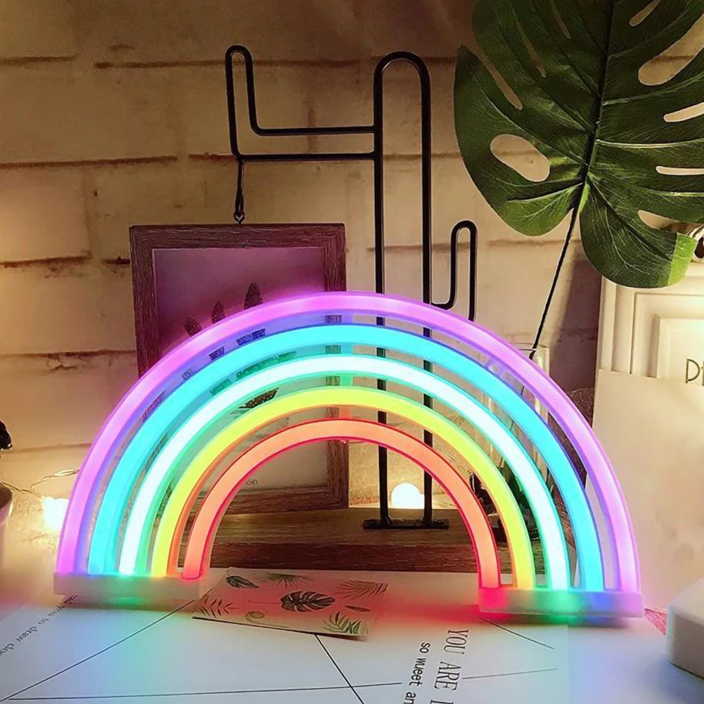 Moderne nattlampe med unik regnbueeffekt. Ideell for barnerom og avslappende atmosfære.
