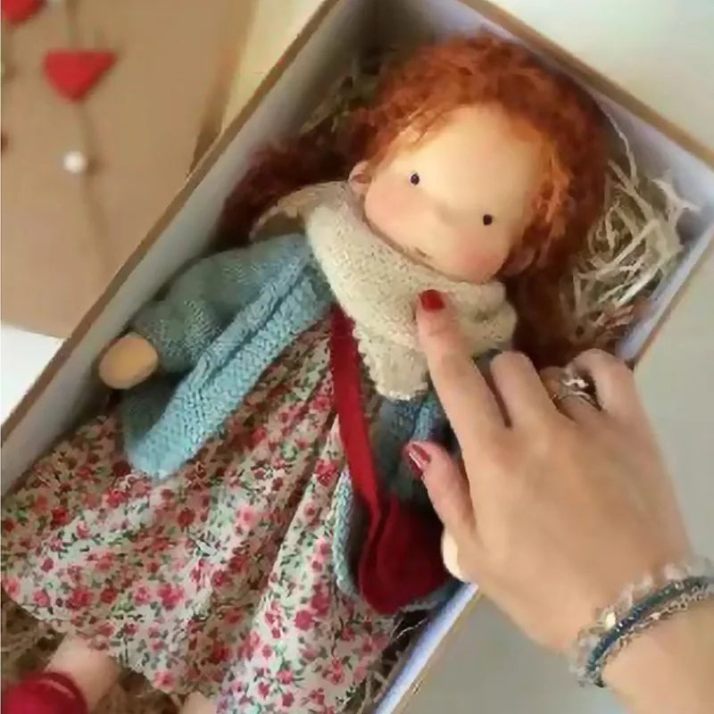 Waldorf-inspirert plysjdukke, håndlaget, unikt leketøy for barn