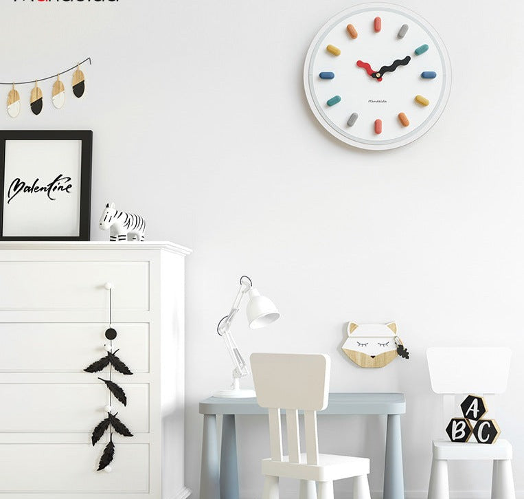 Detaljert bilde av stillegående nordisk 3D veggklokke i moderne minimalistisk design. Flott hjemmedekor.