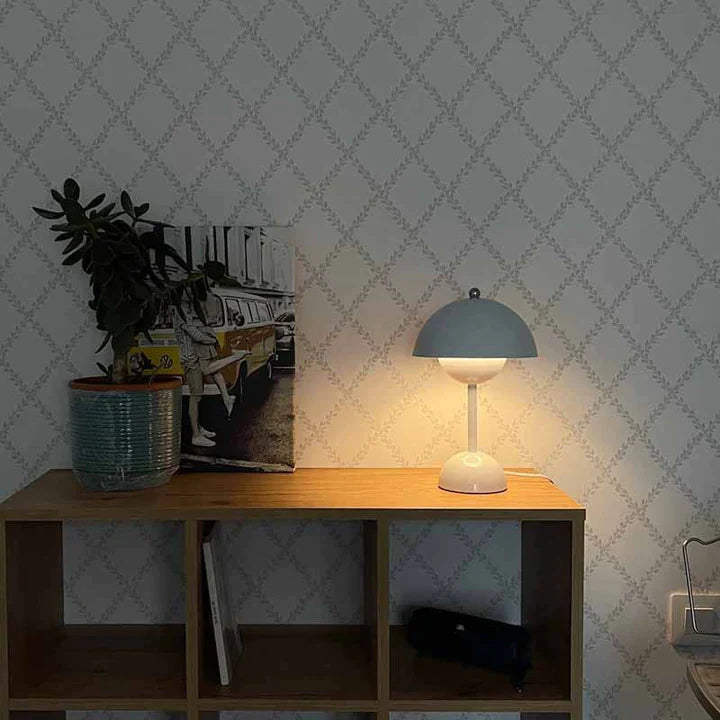 Allsidig bordlampe med justerbar lysstyrke, ideell for soverom, stue og hjemmekontor.