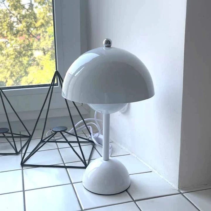 Unik sopplampe med dimbar funksjon; en moderne og dekorativ nordisk bordlampe.