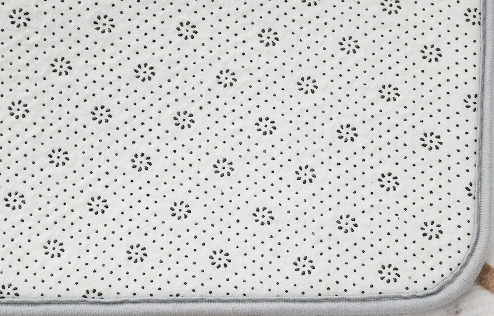 Stilig nordisk gulvteppe med geometrisk design. Slitesterkt polyester teppe som løfter hjemmets interiør.