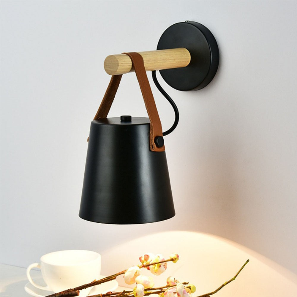 Dimbar vegglampe i nordisk tre, trådløs belysning for et stilrent hjem.