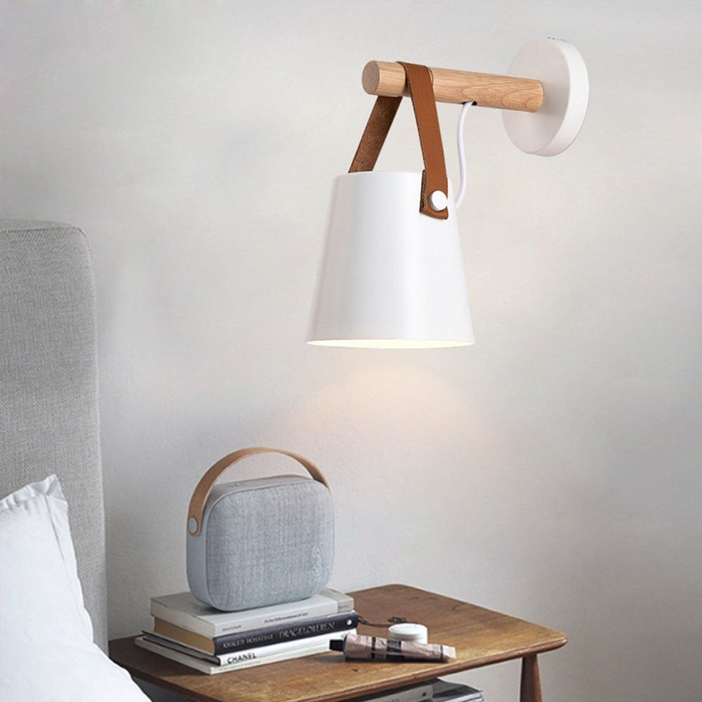 Moderne vegglampe i tre, nordisk design som passer til alle hjemmestiler.