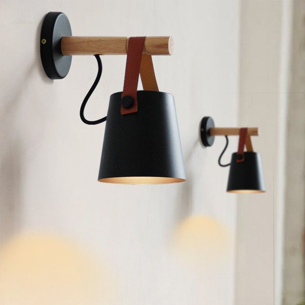 Dekorativ nordisk vegglampe i tre, skaper varm og innbydende belysning.