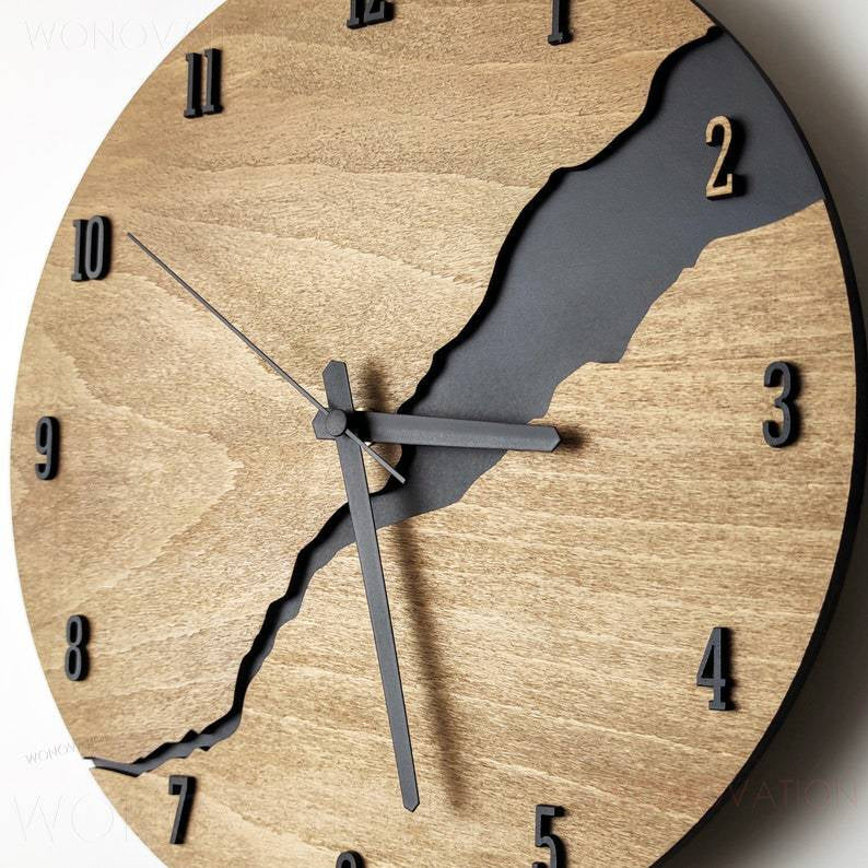 Elegant treklokke med nordisk design. Rustikk veggur gir tidløs sjarm til ditt interiør.