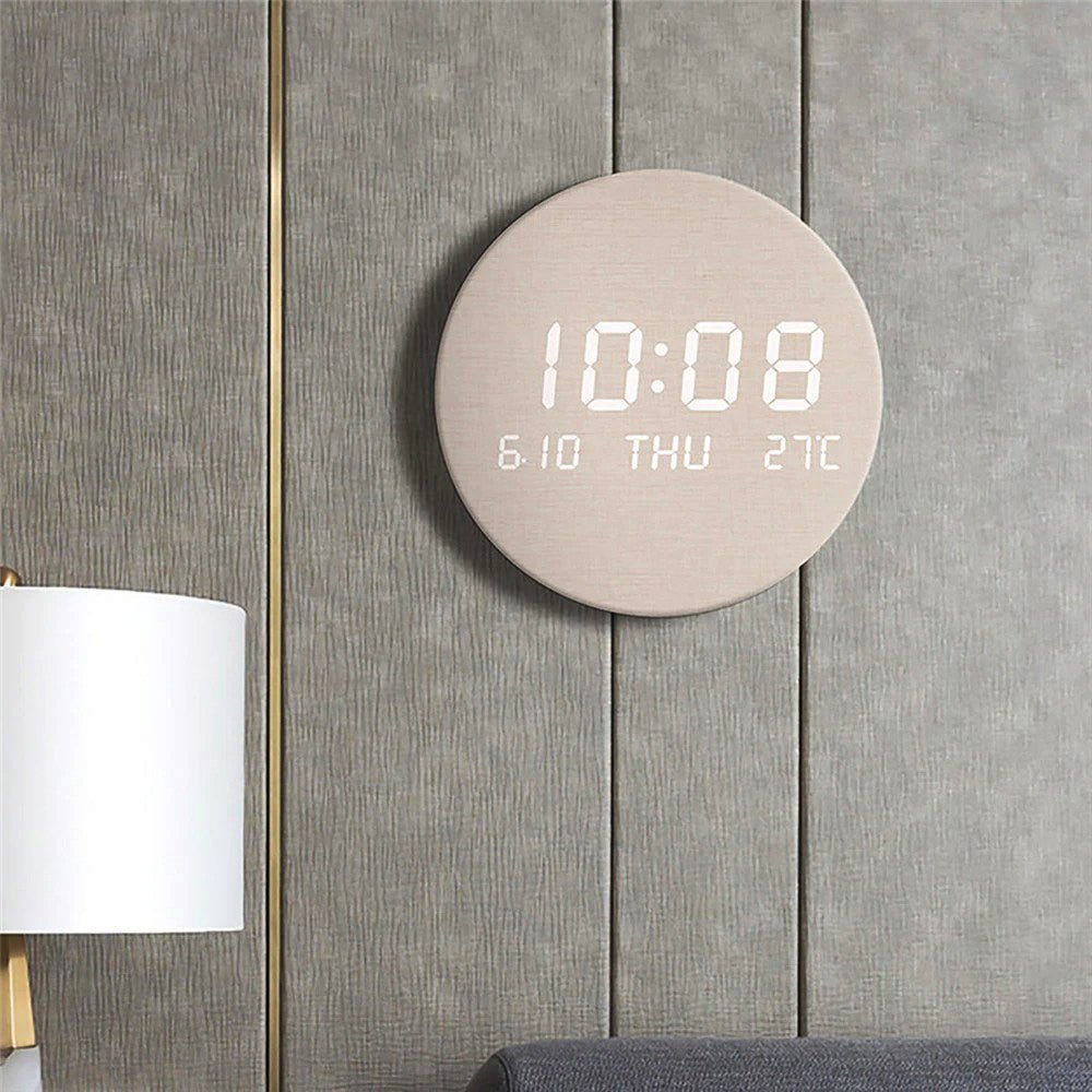 Ren og minimalistisk nordisk veggklokke med digital visning. Tidløs estetikk for et moderne hjem.