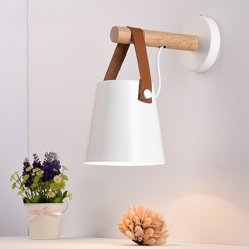 Nordisk vegglampe i retro stil for stue/soverom; elegant tre- og metalldesign, varm belysning.