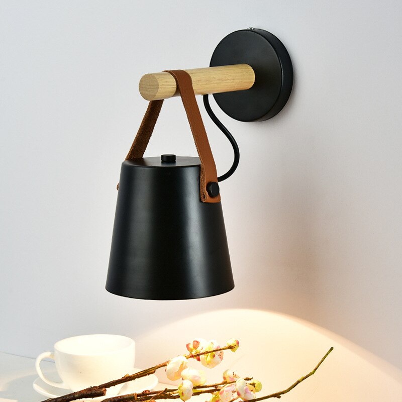 Vintage vegglampe med nordisk design, skaper varm atmosfære. Perfekt for moderne interiør.