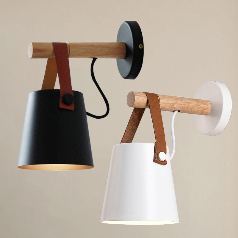 Elegant vegglampe; nordisk retro stil. Kombinerer tre og metall for stemningsfull belysning.