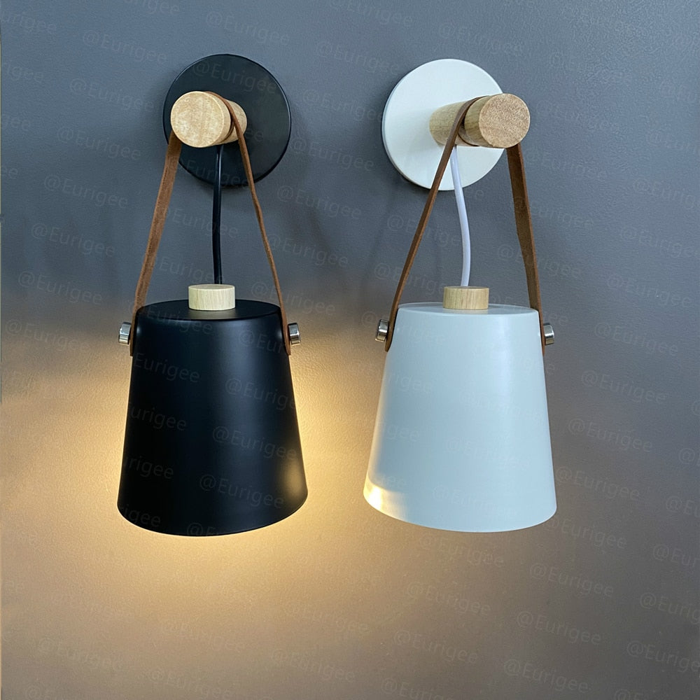Vegglampe i tre og metall, nordisk inspirert. Gir varm, koselig belysning til hjemmet.