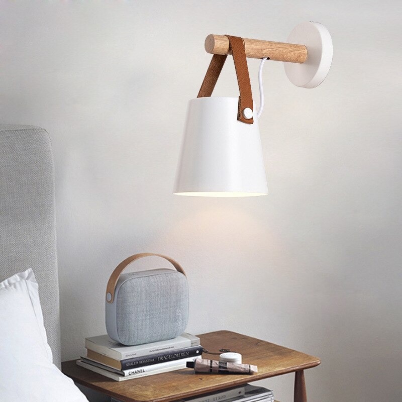 Stilfull nordisk vegglampe med vintagedetaljer. Tre- og metallkonstruksjon for interiørdesign.