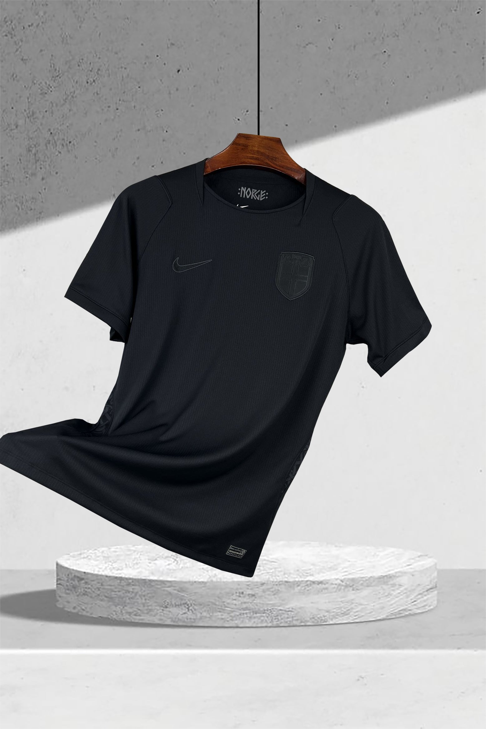 Norges offisielle VM 2026 bortedrakt, unisex fotballdrakt. Vis din stolthet for landslaget og norsk fotball.
