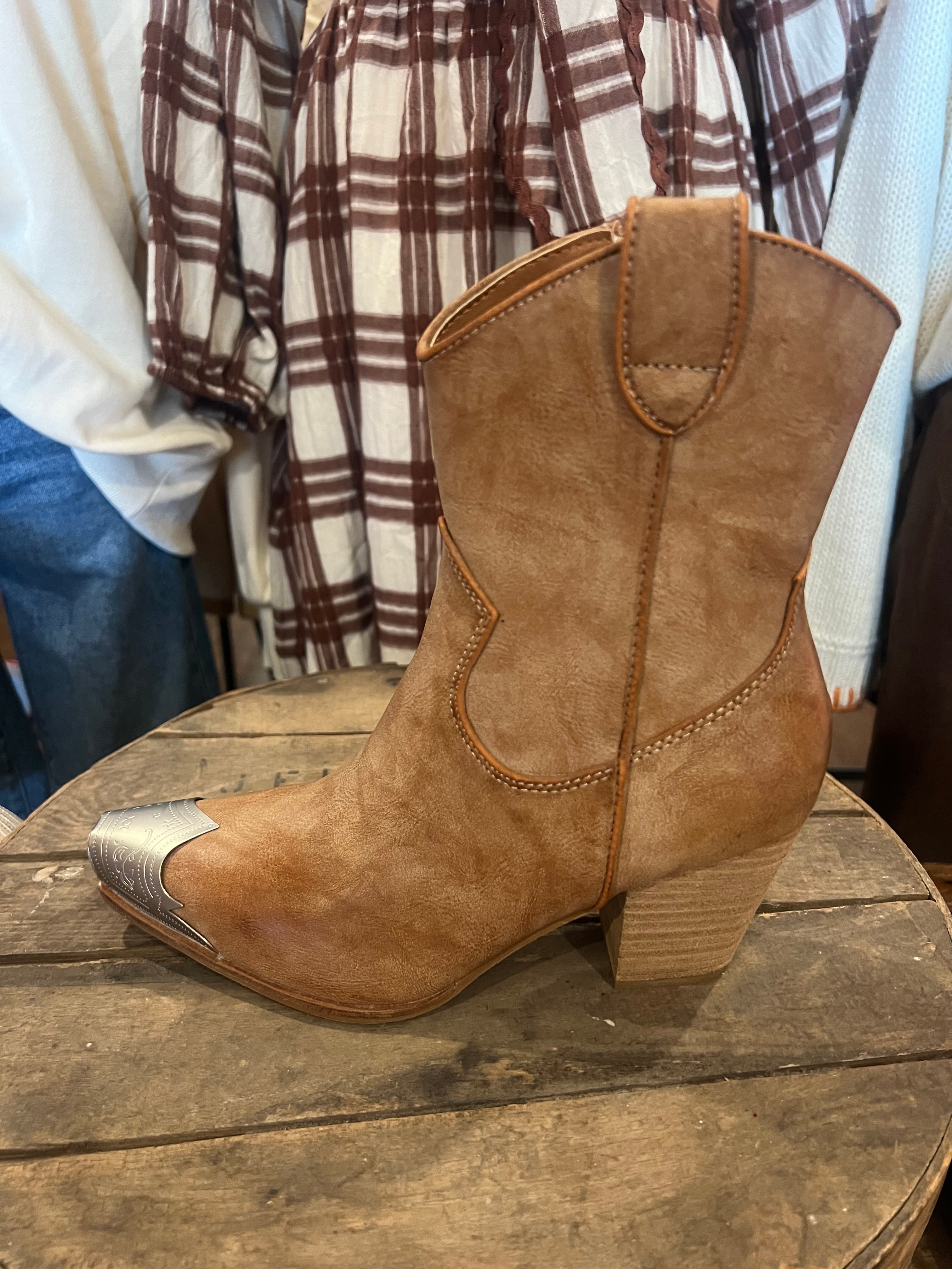 Stilfulle dame western støvler i nude, perfekte som casual eller festsko.