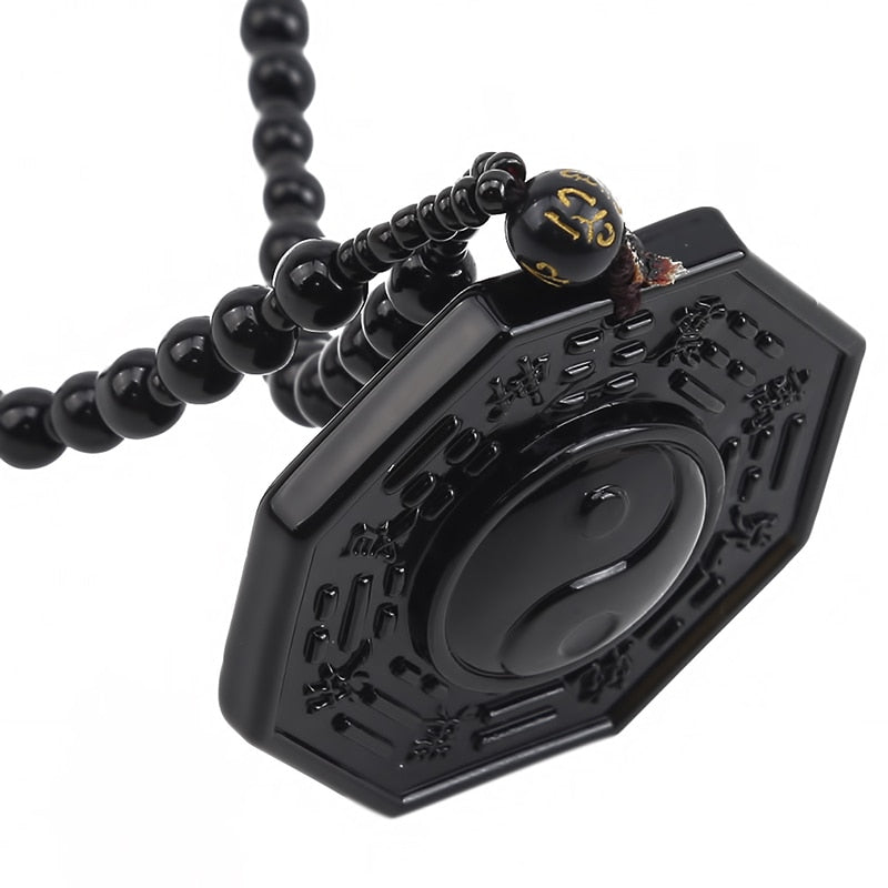Et unisex obsidian halskjede, designet med Yin Yang for å fremme indre balanse og ro.