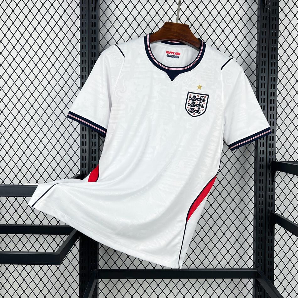 Modell iført Englands fotball-landslagsdrakt 2026 for herre. Komfortabel sportsklær til trening og kamp.