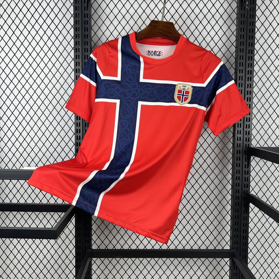 Norge herrelandslags fotballdrakt 2026. Offisiell kampdrakt med norske farger. Ideell gave til sportsentusiaster.