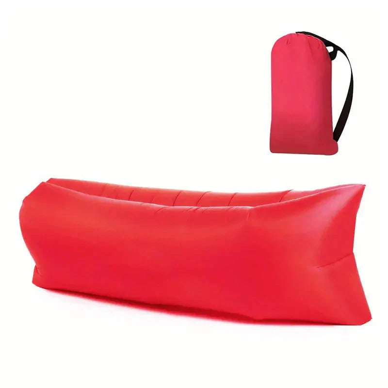 Bærbar oppblåsbar stol i gråfarge, perfekt for festival, campingtur eller en dag på stranden. Enkel å pakke.