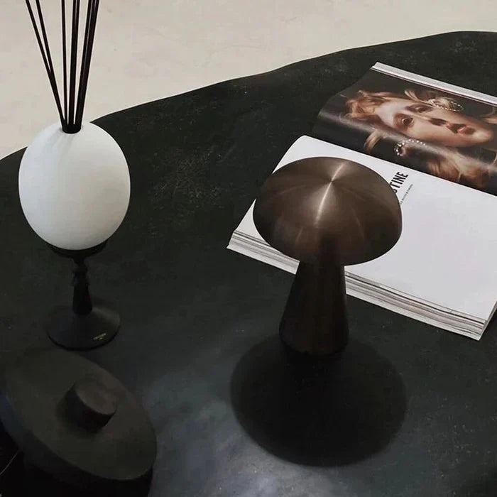 Trådløs og oppladbar sopp bordlampe. Gir mykt stemningslys, perfekt for nattbordet eller en koselig krok.