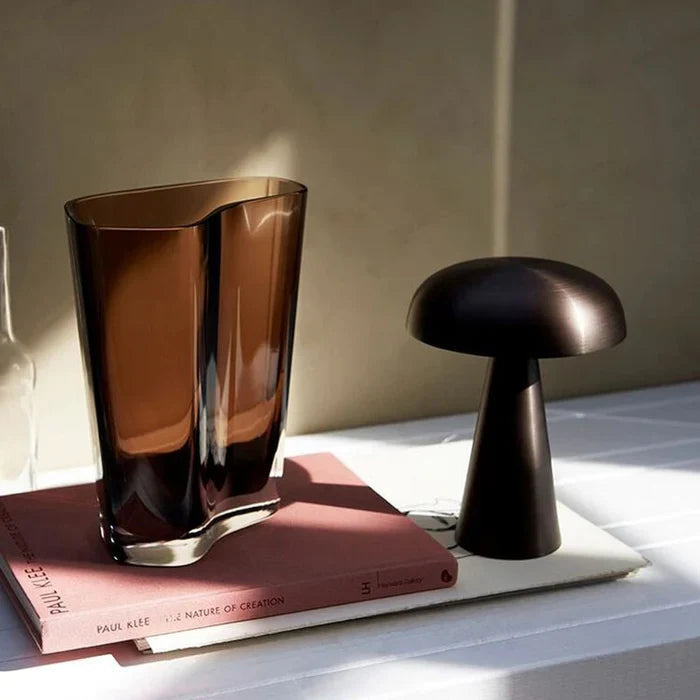 Allsidig sopp bordlampe. Oppladbar, trådløs LED-lampe for både stue, soverom og hygge i interiøret.