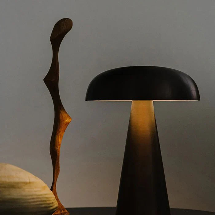 Kompakt og oppladbar sopplampe. Trådløs LED-bordlampe med moderne design for dekorativt stemningslys.