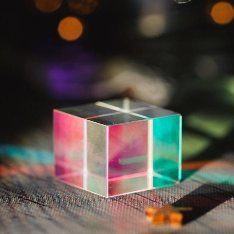 Fascinerende optisk prisme kube. Magi av lys og farger. Enestående dekorasjon og gadget.