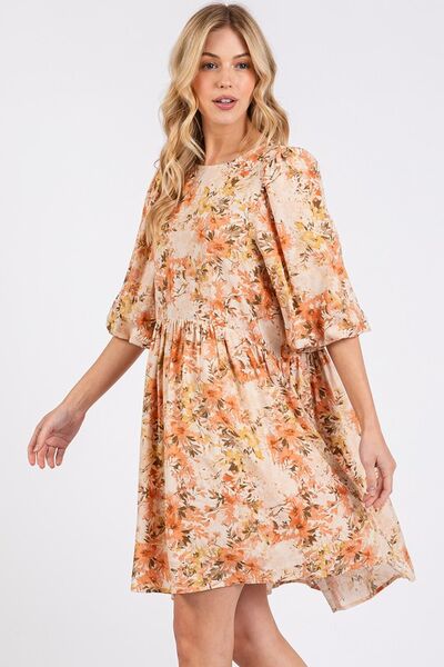 Sommerlig damekjole: Blomstret oransje babydoll minikjole med lett stoff og behagelig passform, perfekt til fest.