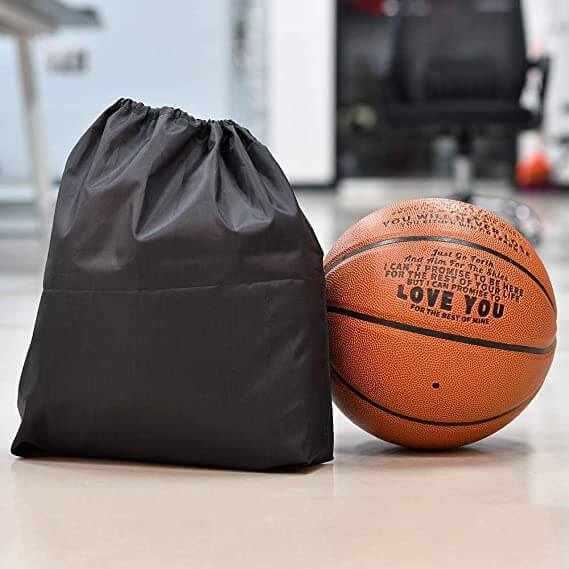 Gi glede og aktivitet med denne holdbare basketballen. En perfekt gave til din sønn, for all sport.