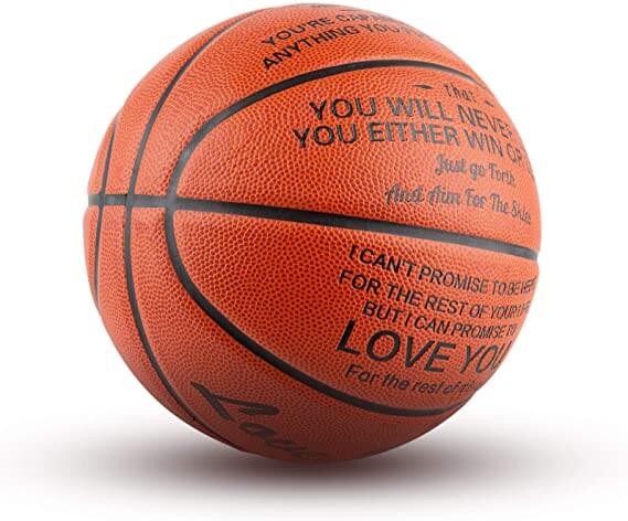 Oransje basketball med tydelig logo, en kvalitetssportsgave til gutter og sønner. Holdbar for all lek.