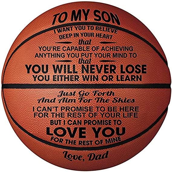 Basketball klar for innendørs trening, en gave til sønnen for å utvikle sportslige ferdigheter og lek.