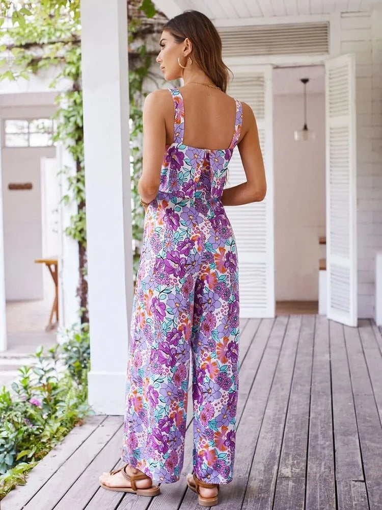 Levende oransje og lilla blomstret jumpsuit for kvinner, pustende stoff, ideell sommerdrakt.