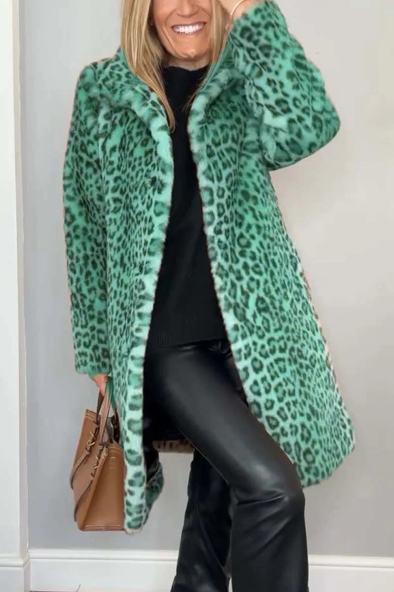 Kvinne iført elegant oversized vinterkåpe i fuskepels med distinkt leopardprint, full lengde.