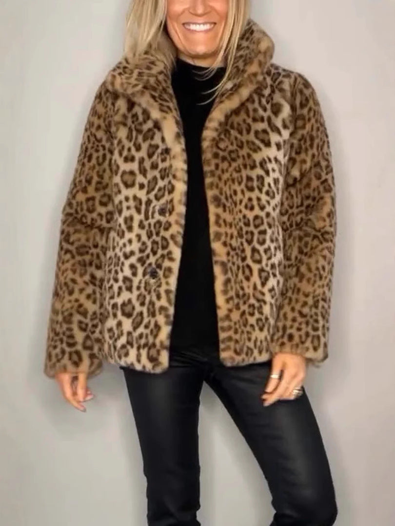 Nærbilde av luksuriøs fuskepels og detaljert leopardmønster på en trendy damekåpe.