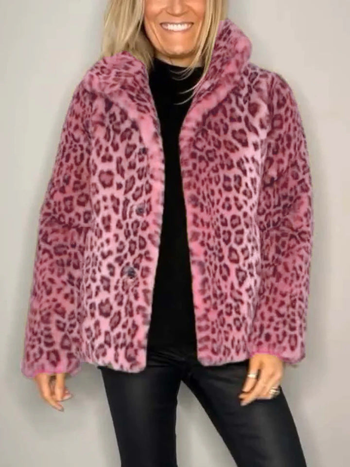 Damejakke: oversized leopardmønstret fuskepelskåpe, viser komfortabel passform og moderne stil.