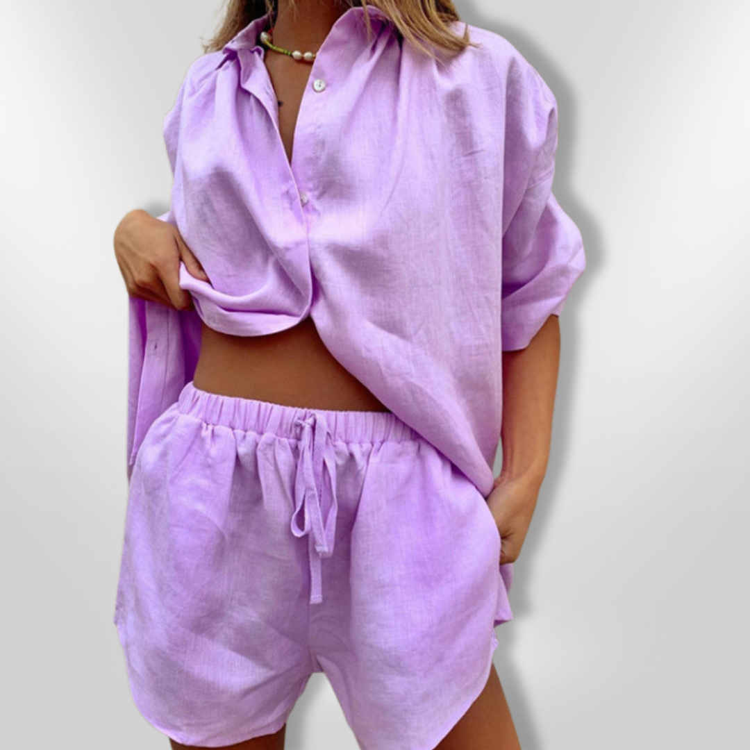 Allsidig damesett med oversized skjorte og justerbare shorts. Ideelt for sommer, reiser og avslappede anledninger.