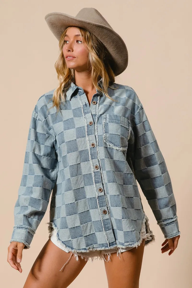 Behagelig oversized bomullsskjorte for damer. Rutete design med frynsete kant, ideell som casual knappeskjorte.